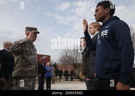 USA General Darrell J. Guthrie, kommandierender General, 88. Bereitschaftsabteilung, leistet den Eid auf die Anstellung zukünftiger Soldaten, Ethan Ethan Fisher, Center, Darrin Kuyper und Kenneth Stahl, während der Division anlässlich der Feier des 114. Geburtstags und des Open House des Army Reserve in Fort Snelling, Minnesota, 29. April 2022. Stockfoto
