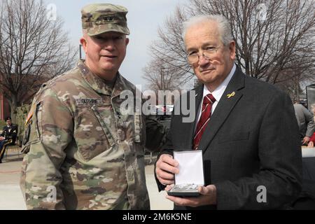 USA General Darrell J. Guthrie, kommandierender General der 88. Bereitschaftsabteilung, gratuliert dem pensionierten Army Reserve-Botschafter James Lundell, nachdem er ihm seine Gedenkmedaille für den öffentlichen Dienst anlässlich der Feier des 114. Geburtstags und des Open House der Army Reserve in Fort Snelling, Minnesota, am 29. April 2022 überreichte. Stockfoto