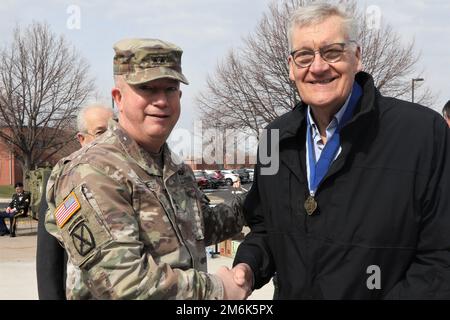 USA General Darrell J. Guthrie, kommandierender General der 88. Readiness Division, gratuliert dem pensionierten Army Reserve-Botschafter Tom Haugo, nachdem er ihm seinen Blue Devils Award während der Feier des 114. Geburtstags und der offenen Tür der Army Reserve in Fort Snelling, Minnesota, am 29. April 2022 überreichte. Stockfoto