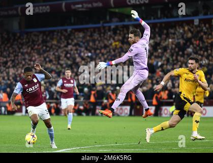 Birmingham, Großbritannien. 4. Januar 2023. Leon Bailey von Aston Villa spielt mit Jose Sa von Wolverhampton Wanderers, schießt aber in der letzten Minute des Spiels während des Premier League-Spiels im Villa Park, Birmingham, weit. Der Bildausdruck sollte lauten: Darren Staples/Sportimage Credit: Sportimage/Alamy Live News Stockfoto