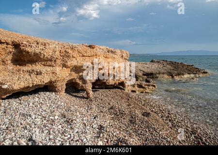 Landschaft mit erodierten Felsen am Strand im Sommer Stockfoto