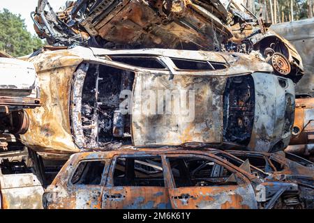 Viele rostige, verbrannte Autos in Irpen, nachdem sie vom russischen Militär erschossen wurden. Russlands Krieg gegen die Ukraine. Der Friedhof des Zerstörers Stockfoto