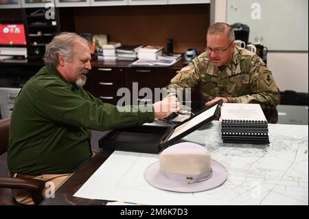 Oberst Samuel L. Russell, ehemaliger Oberst des Instituts für Friedenssicherung und Stabilitätsoperationen, Carlisle Barracks, Pa, besucht mit Generalmajor Anthony R. Hale, Fort Huachuca, und dem kommandierenden General der USAICoE, vom 29. Bis 30. April. Stockfoto