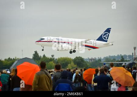 Der moderne Passagierjet SSJ-100 auf der MAKS-2009 Stockfoto