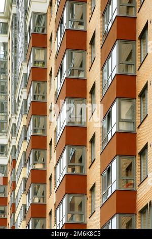 Naher Blick auf das Residenzgebäude in einem neuen Stadtteil Kudrovo in Sankt Petersburg, Russland. Stockfoto