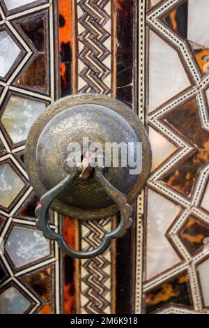 Osmanische Kunst mit geometrischen Mustern auf Holz Stockfoto