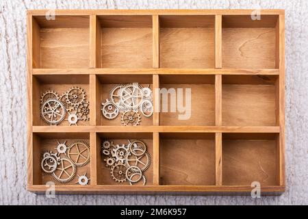 Zahnräder auf weißem Hintergrund als Konzept der Technik Stockfoto