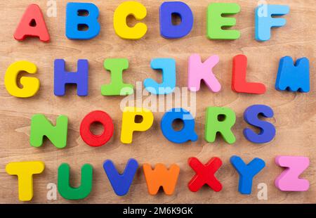 Bunte Buchstaben aus Holz Stockfoto