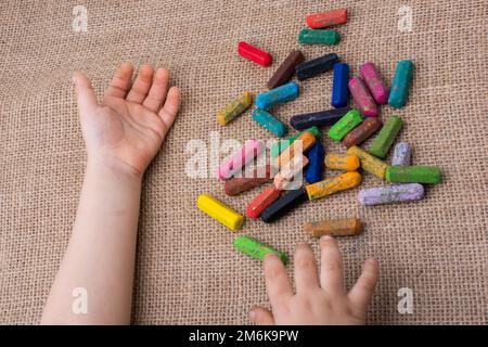 Verwendete Farbe buntstiften und einer Kleinkinder Hand Stockfoto