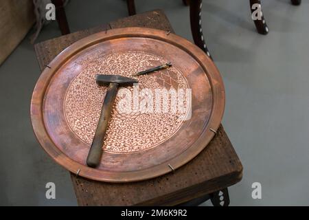 Beispiel osmanischer Kunstmuster auf Metallen Stockfoto