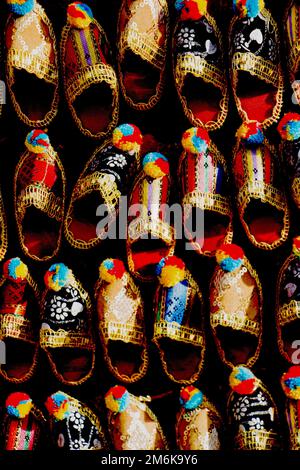 Set türkischer osmanischer Lederschuhe auf dem Basar Stockfoto