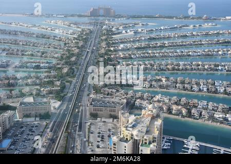 Der Blick auf Palm Jumeirah von der Aussichtsplattform am Palm Tower (St Regis Hotel) in Dubai, Vereinigte Arabische Emirate Stockfoto