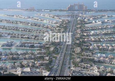 Der Blick auf Palm Jumeirah von der Aussichtsplattform am Palm Tower (St Regis Hotel) in Dubai, Vereinigte Arabische Emirate Stockfoto