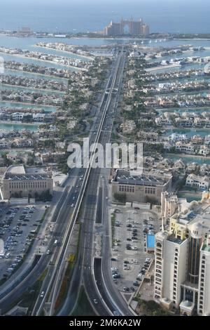 Der Blick auf Palm Jumeirah von der Aussichtsplattform am Palm Tower (St Regis Hotel) in Dubai, Vereinigte Arabische Emirate Stockfoto