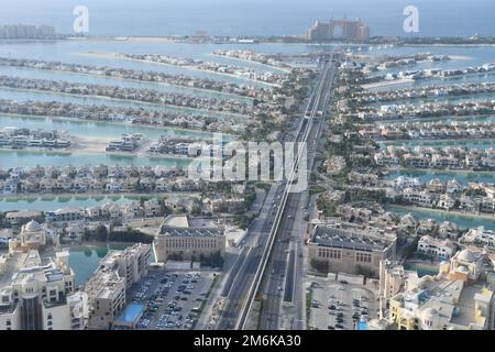 Der Blick auf Palm Jumeirah von der Aussichtsplattform am Palm Tower (St Regis Hotel) in Dubai, Vereinigte Arabische Emirate Stockfoto