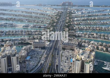 Der Blick auf Palm Jumeirah von der Aussichtsplattform am Palm Tower (St Regis Hotel) in Dubai, Vereinigte Arabische Emirate Stockfoto