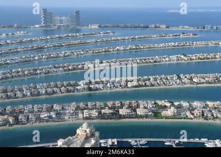 Der Blick auf Palm Jumeirah von der Aussichtsplattform am Palm Tower (St Regis Hotel) in Dubai, Vereinigte Arabische Emirate Stockfoto