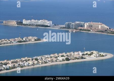 Der Blick auf Palm Jumeirah von der Aussichtsplattform am Palm Tower (St Regis Hotel) in Dubai, Vereinigte Arabische Emirate Stockfoto
