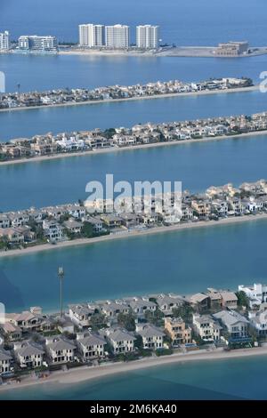 Der Blick auf Palm Jumeirah von der Aussichtsplattform am Palm Tower (St Regis Hotel) in Dubai, Vereinigte Arabische Emirate Stockfoto