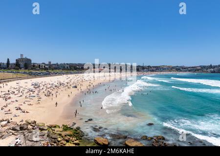 2023 Bondi Beach an einem Sommertag mit klarem Himmel ist der Strand voll mit Sonnenanbetern und entspannenden Menschen, die im Oceanview North, Sydney, NSW, Australien schwimmen Stockfoto