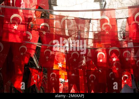 Türkische Nationalflaggen auf Schnur in Sicht Stockfoto