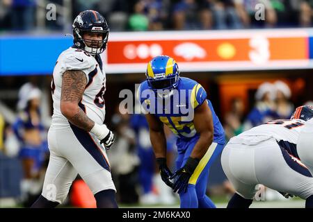 INGLEWOOD, CA - DEZEMBER 25: Denver Broncos Guard Dalton Risner (66) blickt zurück, um den Snap während der Denver Broncos vs Los Angeles Rams auf so zu signalisieren Stockfoto