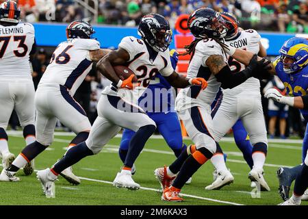 INGLEWOOD, CA - DEZEMBER 25: Denver Broncos Running Back Latavius Murray (28) findet während der Denver Broncos vs Los Angeles Rams auf so eine Laufbahn Stockfoto