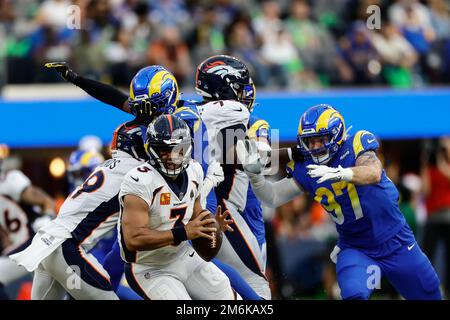 INGLEWOOD, Kalifornien - DEZEMBER 25: Denver Broncos Quarterback Russell Wilson (3) unter Druck während der Denver Broncos vs Los Angeles Rams Stockfoto