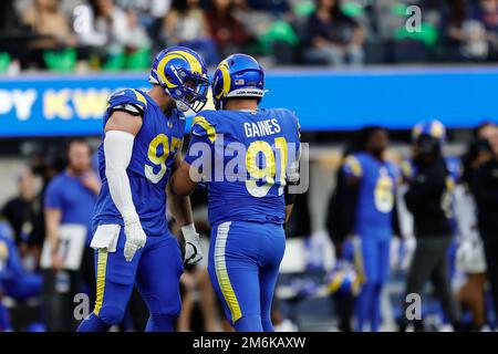 INGLEWOOD, Kalifornien - DEZEMBER 25: Los Angeles Rams Defensive Tackle Michael Hoecht (97) feiert mit Los Angeles Rams Defensive Tackle Greg Gaines (91) Stockfoto