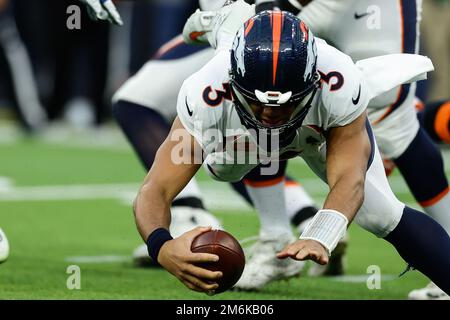 INGLEWOOD, CA - DEZEMBER 25: Denver Broncos Quarterback Russell Wilson (3) geht während der Denver Broncos vs Los Angeles Rams im Sofi Stadium ON unter Stockfoto