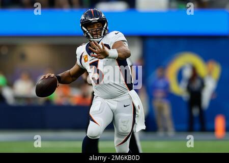 INGLEWOOD, CA - DEZEMBER 25: Denver Broncos Quarterback Russell Wilson (3) spielt während der Denver Broncos vs Los Angeles Rams am Sofi Sta Stockfoto