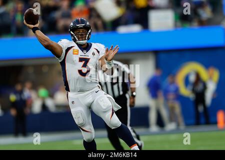 INGLEWOOD, CA - DEZEMBER 25: Denver Broncos Quarterback Russell Wilson (3) wirft während der Denver Broncos vs Los Angeles Rams im Sofi Stadium on Sun Stockfoto