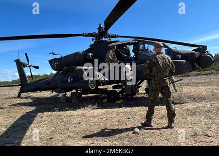 1. LT. Benjamin Baumgartner, ein Apache-Pilot, der der Alpha ‚Assassins‘ Company zugeteilt wurde, 1-3. 1. Angriffsbataillon, 12. Kampfluftfahrtbrigade, unterstützt Familien beim Familientag des mechanisierten Infanteriebataillons am 29. April 2022 im Militärstützpunkt Adazi, Lettland, in einen AH-64D Apache Longbow Helikopter und aus ihm heraus. 12 CAB ist unter anderem dem V Corps, dem Forward Disponated Corps in Europa, zugewiesen, das mit den NATO-Alliierten und regionalen Sicherheitspartnern zusammenarbeitet, um Kampfkräfte bereitzustellen, gemeinsame und multinationale Übungen durchzuführen und Kommando und Kontrolle über alle Rotati zu behalten Stockfoto