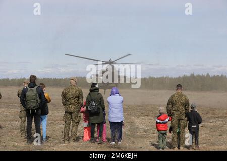 3 Miguel Miranda und 1. LT. Benjamin Baumgartner, AH-64D Apache Longbow Helikopter-Piloten, die Alpha ‚Assassins‘ Company zugewiesen wurden, 1-3. AngriffsBataillon, 12. Kampfluftfahrtbrigade; Start nach Abschluss des Familientages des mechanisierten Infanteriebataillons 1. am Militärstützpunkt Adazi, Lettland, am 29. April 2022. 12 CAB ist unter anderem dem V Corps zugeteilt, dem Forward Disponated Corps in Europa, das mit den NATO-Alliierten und regionalen Sicherheitspartnern zusammenarbeitet, um kampfbereite Truppen zur Verfügung zu stellen, die exekutiert werden Stockfoto