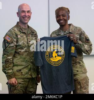 USA Air Force Chaplain [Maj.] Lauralee Ozello (rechts), dem National Guard Bureau, Washington, D.C., zugewiesen, erhält ein T-Shirt von Chaplain [Oberst] Jacob Scott (links) während des Oregon Chaplain Annual Sustainment Training (CAST) in Camp Umatilla, Oregon, 29. April 2022. Die dreitägige BESETZUNG fördert den Teamaufbau und die berufliche Weiterentwicklung der Mitglieder der Oregon National Guard im Rahmen ihrer jährlichen Ausbildung. (Foto der Nationalgarde von John Hughel, Oregon Military Department Public Affairs) Stockfoto