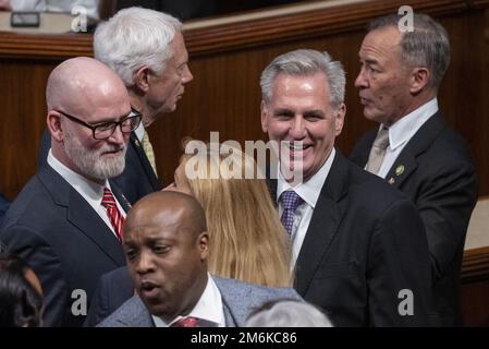 Washington, Usa. 04. Januar 2023. Rep. Kevin McCarthy, R-CA, USA Rep. Marjorie Taylor Greene R-GA . und andere republikanische Mitglieder feiern zwei Gewinnmargen bei einer Abstimmung, die am Mittwoch, den 4. Januar 2023, für einen neuen Sprecher auf Capitol Hill in Washington, DC, bis zum nächsten Tag verlegt wird. Foto: Ken Cedeno/UPI Credit: UPI/Alamy Live News Stockfoto