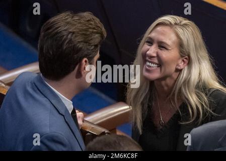 Washington, Usa. 04. Januar 2023. USA Rep. Matt Gaetz, R-FL. Und USA Rep. Marjorie Taylor Greene R-GA, Gespräch, nachdem das Haus versagt hat, einen neuen Sprecher des Hauses in den USA zu wählen Capitol in Washington, DC, am Mittwoch, den 4. Januar 2023. Foto: Ken Cedeno/UPI Credit: UPI/Alamy Live News Stockfoto