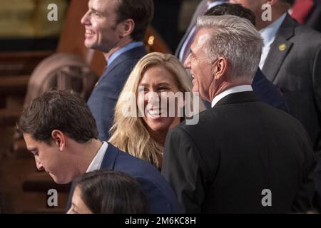 Washington, Usa. 04. Januar 2023. Rep. Kevin McCarthy, R-CA, USA Rep. Marjorie Taylor Greene R-GA . und andere republikanische Mitglieder feiern zwei Gewinnmargen bei einer Abstimmung, die am Mittwoch, den 4. Januar 2023, für einen neuen Sprecher auf Capitol Hill in Washington, DC, bis zum nächsten Tag verlegt wird. Foto: Ken Cedeno/UPI Credit: UPI/Alamy Live News Stockfoto