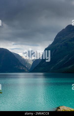Landschaft des Lovatnet Gletschersees mit türkisfarbenem, kristallklarem Wasser, Norwegen Stockfoto