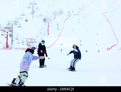 ALTAY, CHINA - 4. JANUAR 2023 - Touristen fahren Ski im Jiangjun Mountain International Ski Resort in Altay, dem autonomen Skigebiet Xinjiang Uygur im Nordwesten Chinas Stockfoto