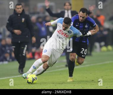 Mailand, Italien. 04. Januar 2023. Giacomo Raspadori von SSC Napoli und Hakan Calhanoglu vom FC Inter während der italienischen Serie A, Fußballspiel zwischen FC Inter und SSC Napoli am 04. Januar 2023 im Stadion San Siro, Mailand, Italien. Foto Nderim Kaceli Kredit: Unabhängige Fotoagentur/Alamy Live News Stockfoto