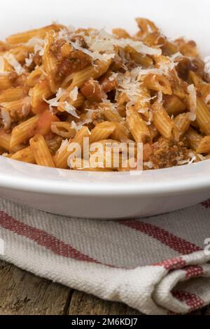 Rigatoni Pasta mit Tomatensauce Stockfoto