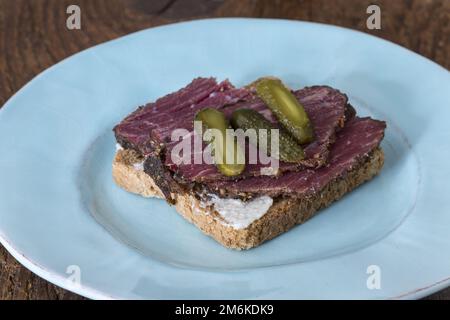 Pastrami-Toast auf Roggentoastbrot Stockfoto