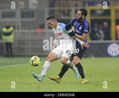 Mailand, Italien. 04. Januar 2023. Giacomo Raspadori von SSC Napoli und Hakan Calhanoglu vom FC Inter während der italienischen Serie A, Fußballspiel zwischen FC Inter und SSC Napoli am 04. Januar 2023 im Stadion San Siro, Mailand, Italien. Foto Nderim Kaceli Kredit: Unabhängige Fotoagentur/Alamy Live News Stockfoto