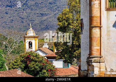 Fassade und Türme einer barocken Kirche, versteckt in der Vegetation Stockfoto