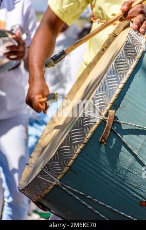 Ein Trommelspieler, der während des brasilianischen Karnevals von der Sonne angestrahlt wurde Stockfoto