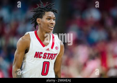 North Carolina State Wolfpack Guard Terquavion Smith (0) reagiert auf das Basketballspiel des NCAA College zwischen den Duke Blue Devils und dem NC State Wolfpack in der PNC Arena am Samstag, den 4. Januar 2023 in Raleigh, NC. Jacob Kupferman/CSM Stockfoto