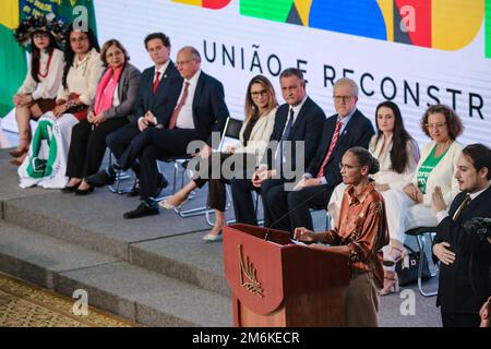 Brasilia, Brasilien. 04. Januar 2023. DF - Brasilia - 01/04/2023 - BRASILIA, BESITZ VON MARINA SILVA - Stellvertretende Bundesministerin Marina Silva während der Einweihungszeremonie als Umweltministerin, die am Mittwoch (3) im Planalto-Palast stattfand. Foto: Scarlett Rocha/AGIF/Sipa USA Guthaben: SIPA USA/Alamy Live News Stockfoto