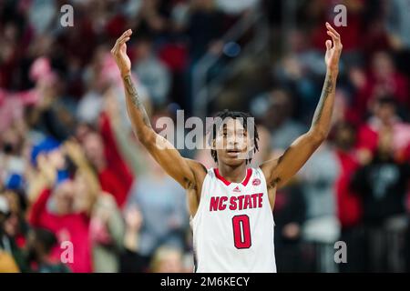 North Carolina State Wolfpack Guard Terquavion Smith (0) reagiert auf das Basketballspiel des NCAA College zwischen den Duke Blue Devils und dem NC State Wolfpack in der PNC Arena am Samstag, den 4. Januar 2023 in Raleigh, NC. Jacob Kupferman/CSM Stockfoto