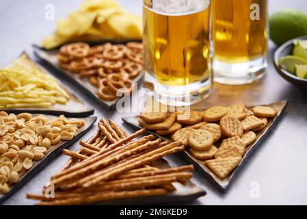 Leckere Biersnacks auf dem Tisch Stockfoto